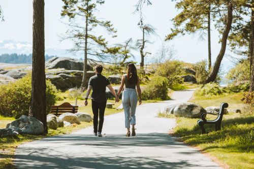 Snickett park couple on beach walkway